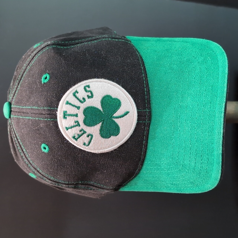 Reebok Boston Celtics Basketball Men's Green/Black Snapback Hat.